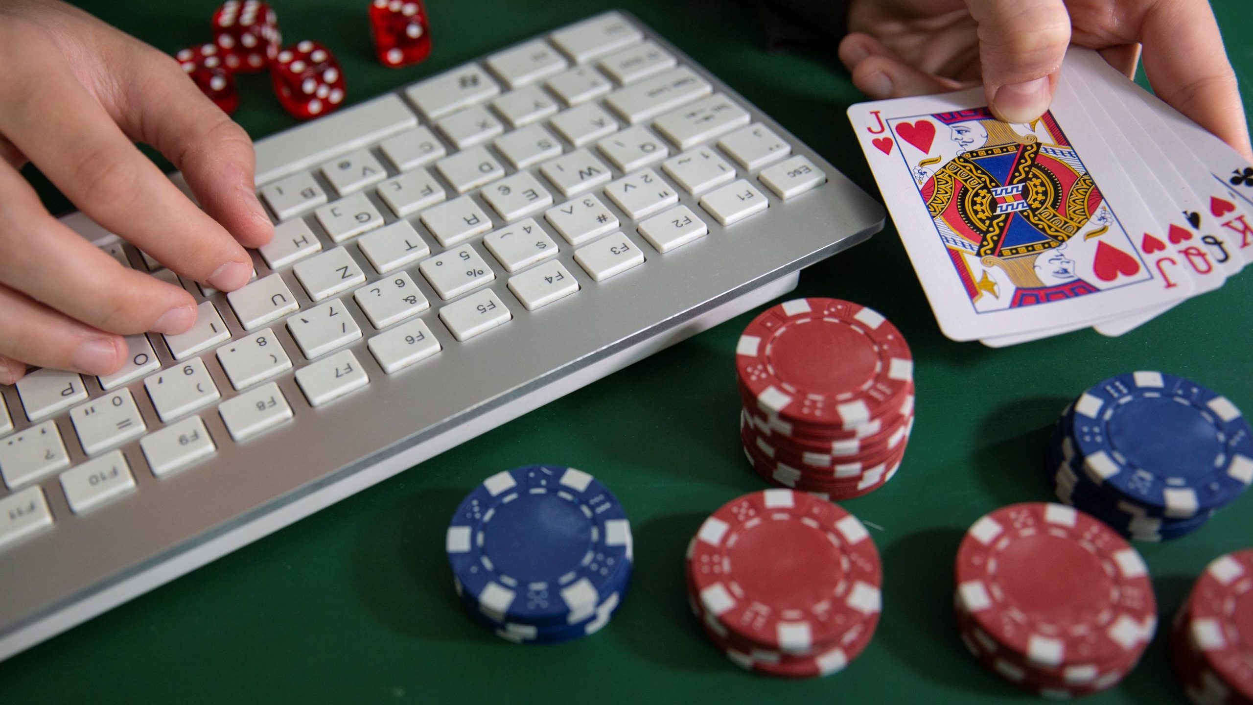 In the Thrall of the Digital Dice: Exploring the World of Online Gambling Aficionados